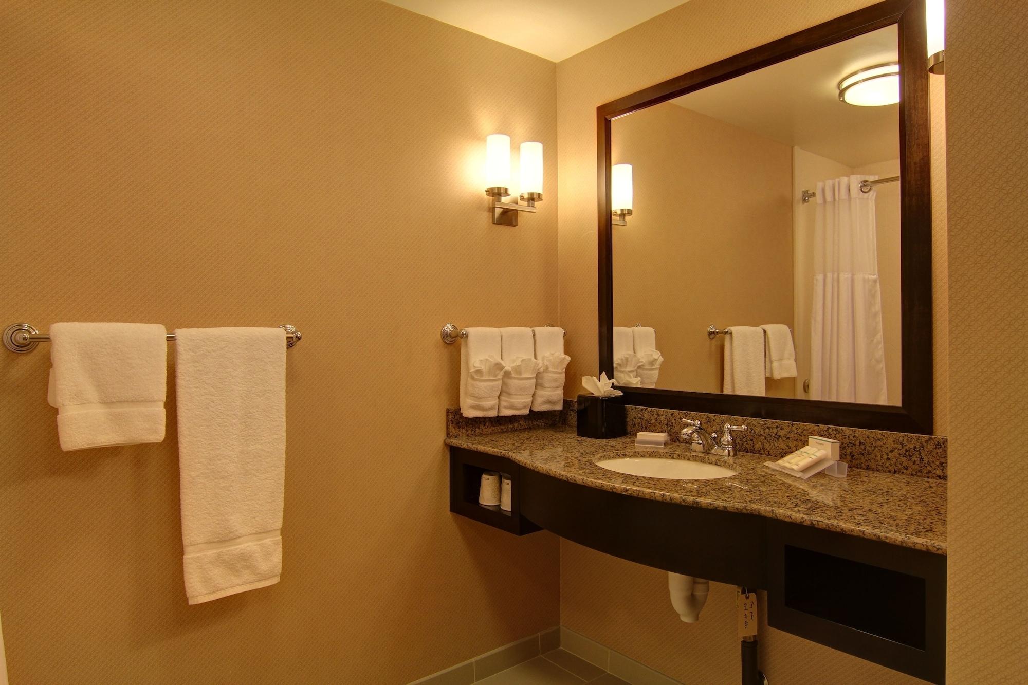 Hilton Garden Inn Woodbridge Exterior photo