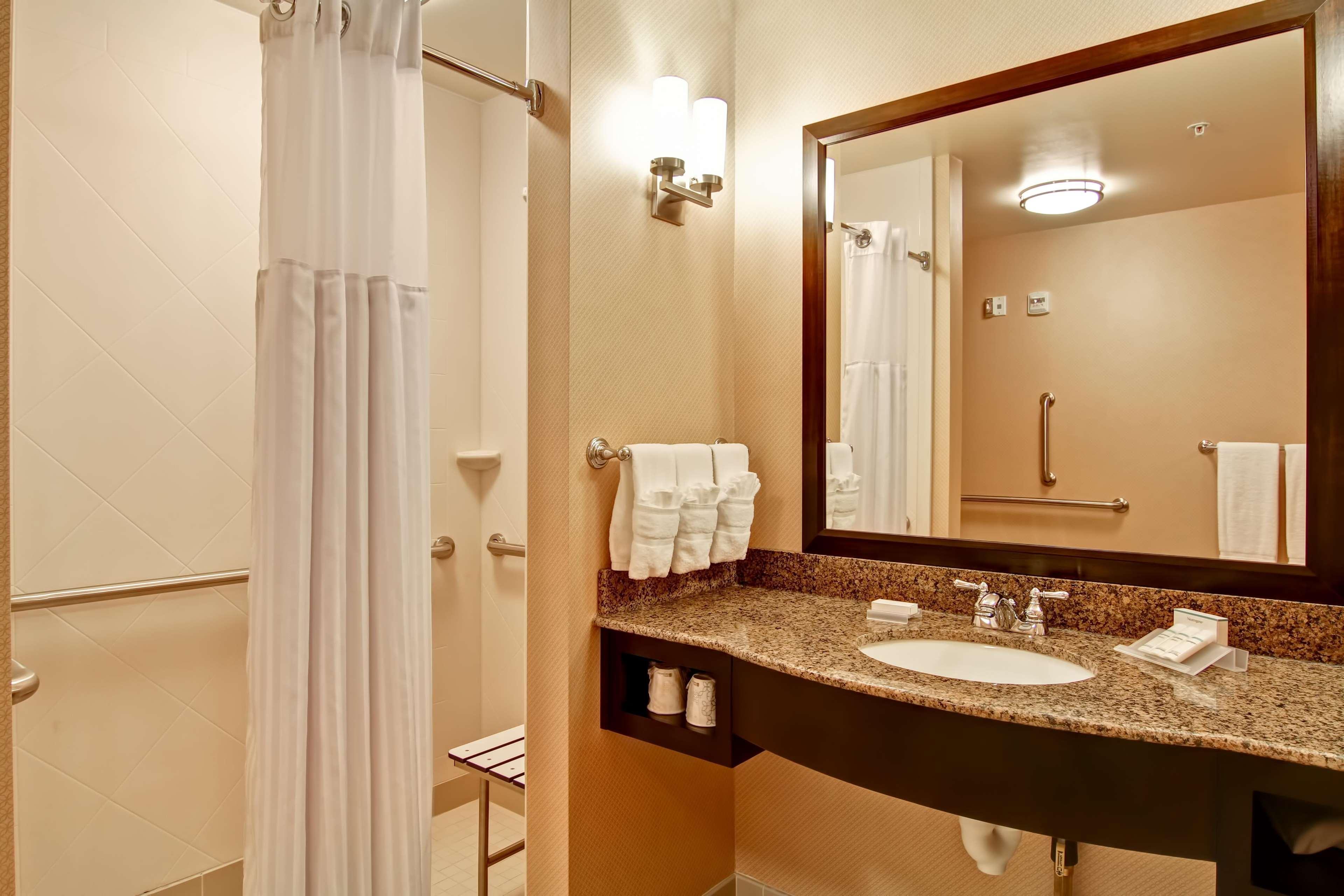 Hilton Garden Inn Woodbridge Exterior photo