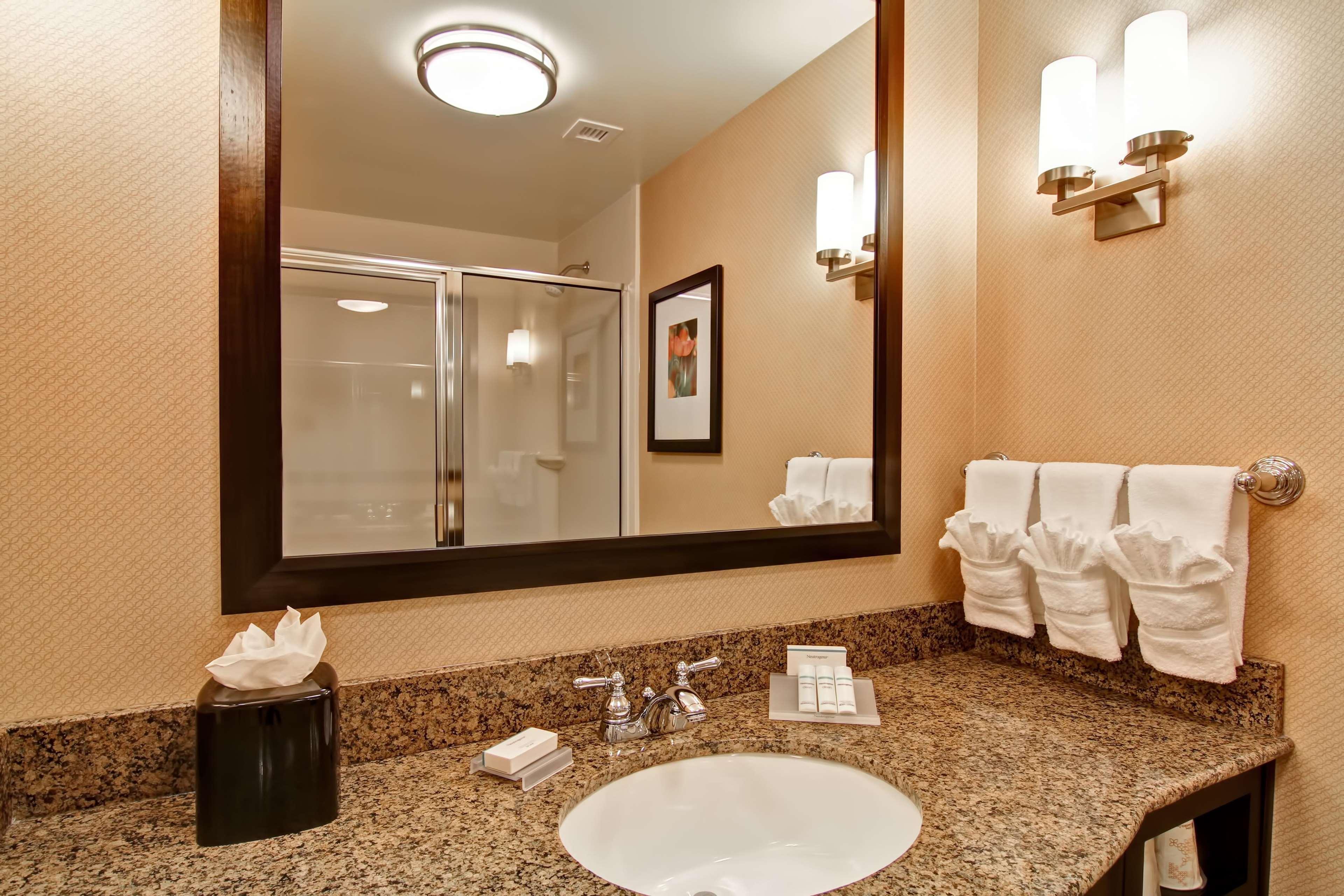 Hilton Garden Inn Woodbridge Exterior photo