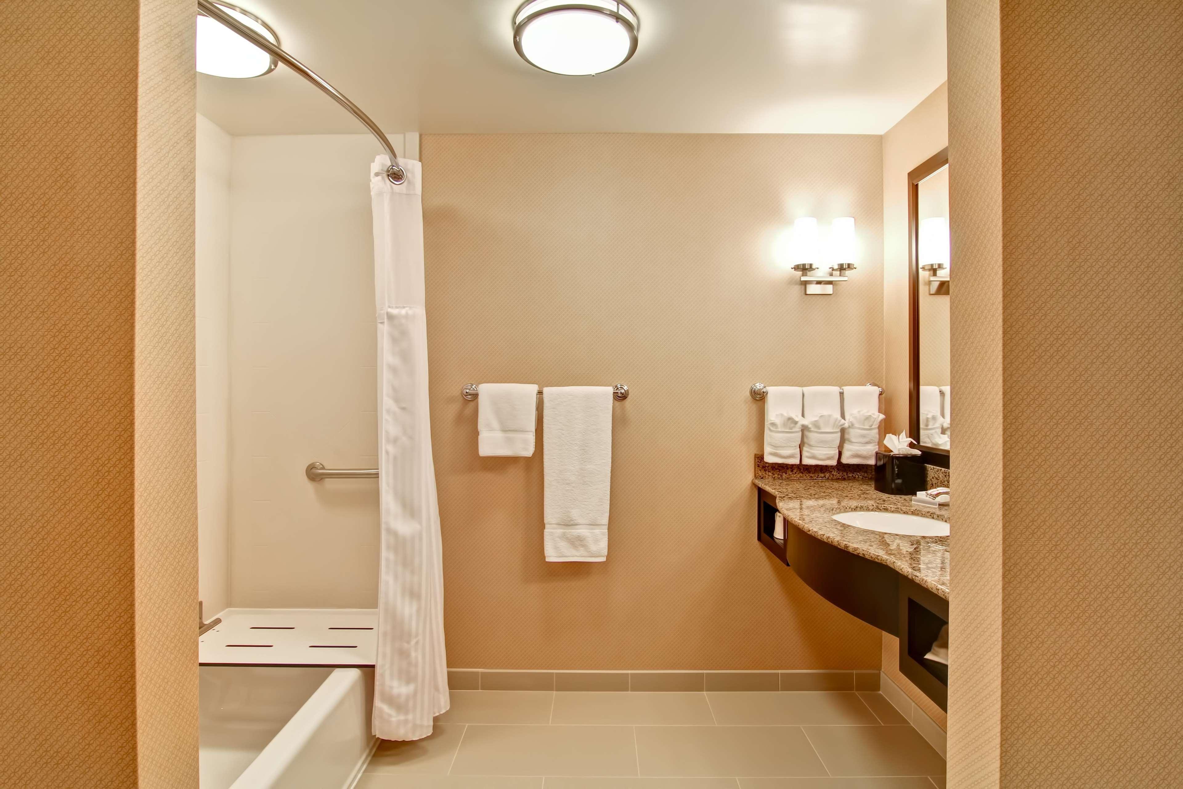 Hilton Garden Inn Woodbridge Exterior photo