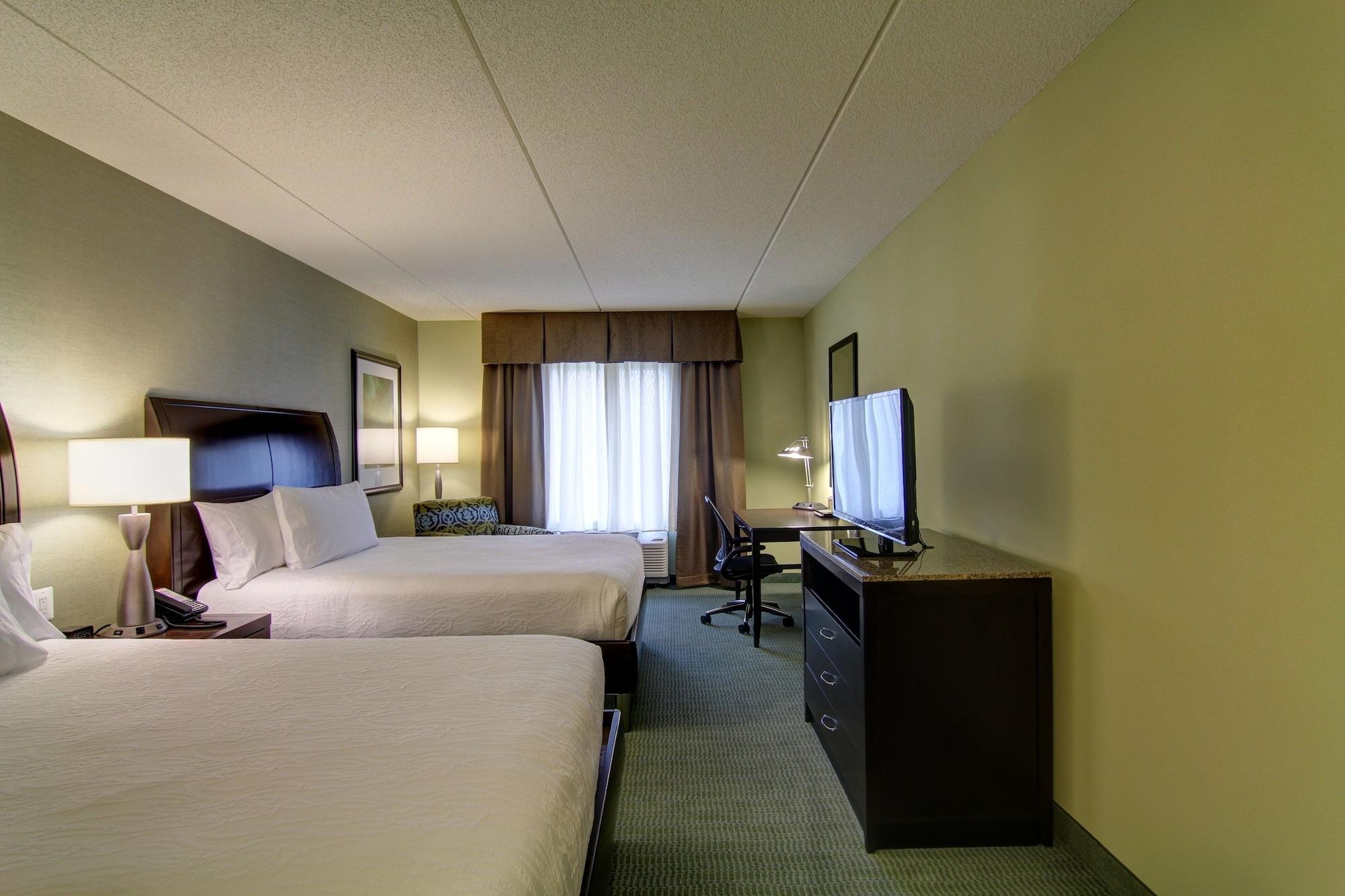 Hilton Garden Inn Woodbridge Exterior photo