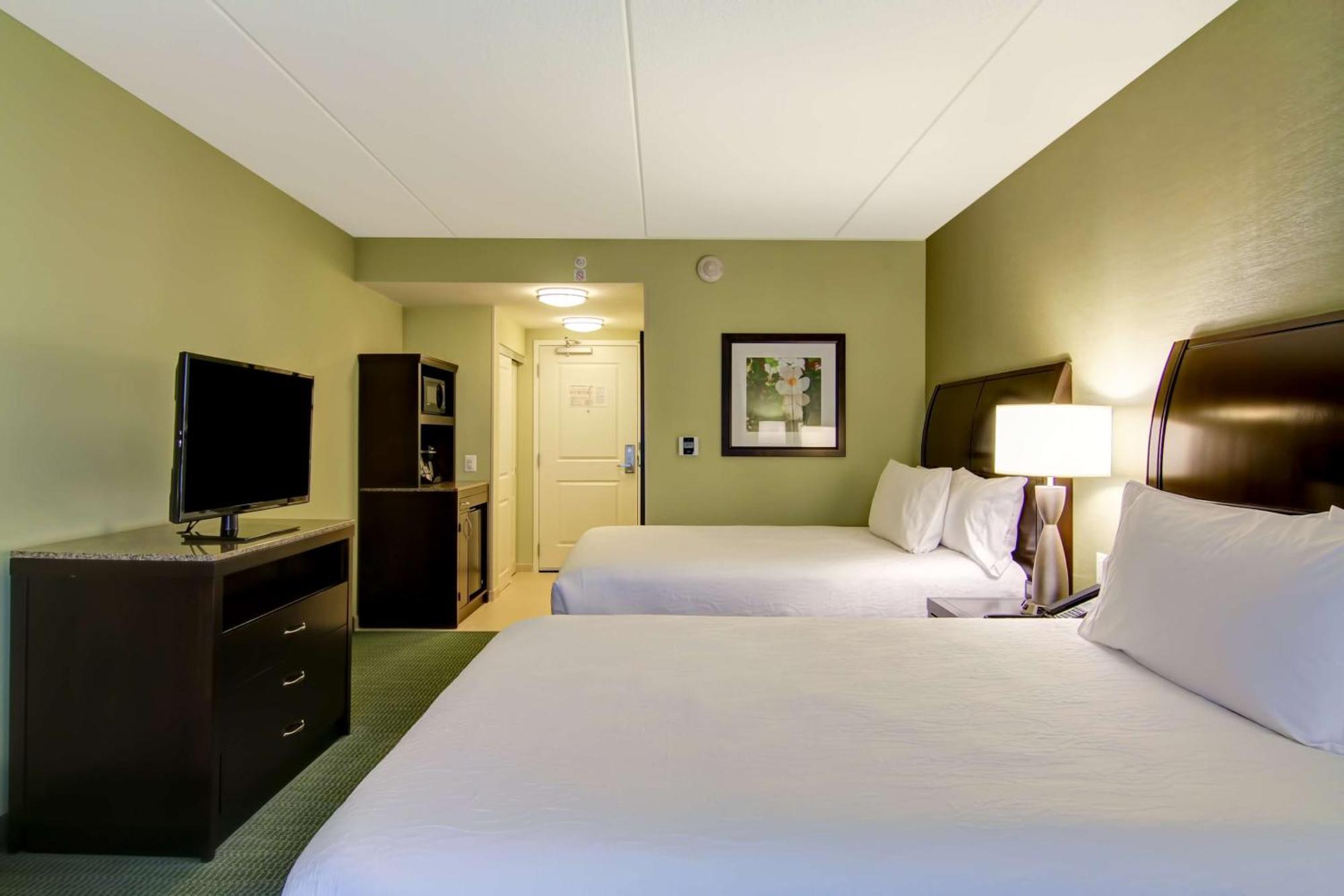 Hilton Garden Inn Woodbridge Exterior photo