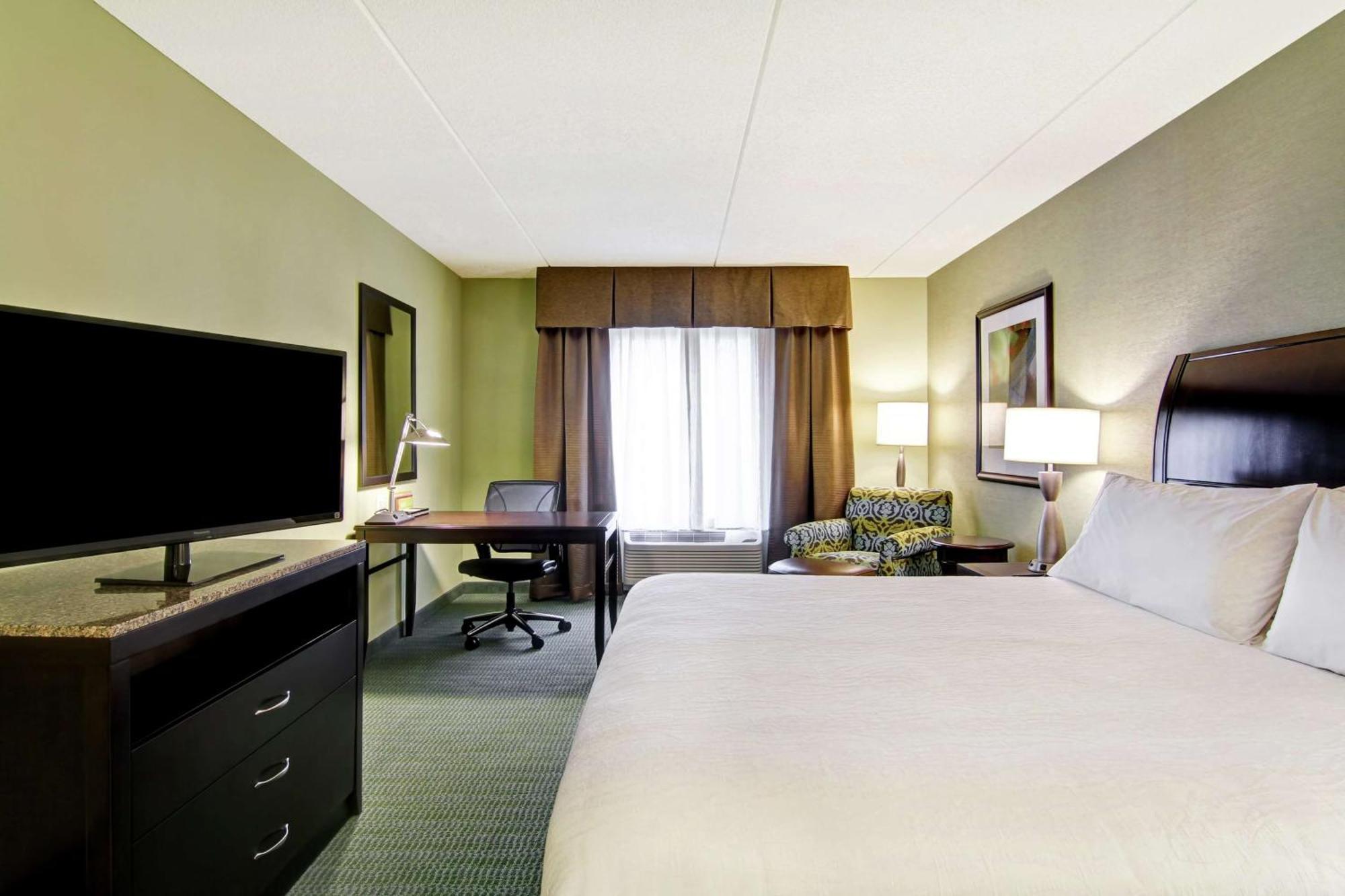 Hilton Garden Inn Woodbridge Exterior photo