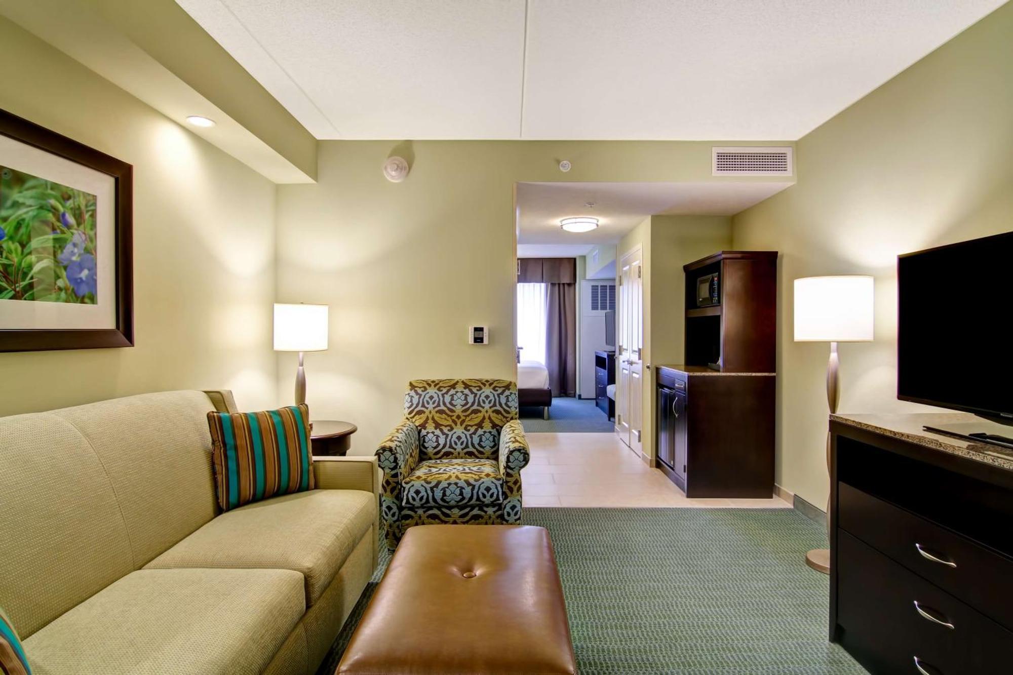 Hilton Garden Inn Woodbridge Exterior photo