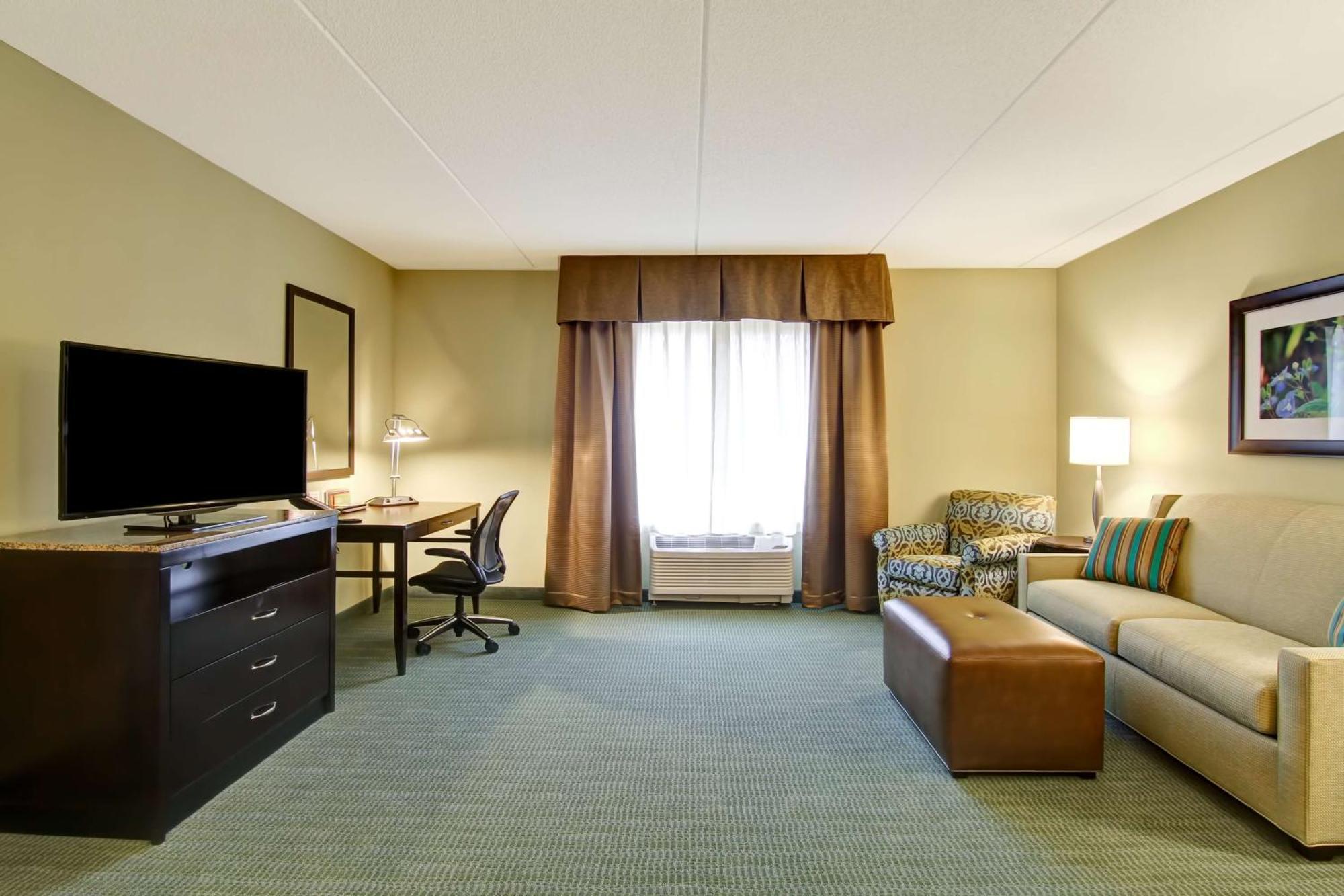 Hilton Garden Inn Woodbridge Exterior photo
