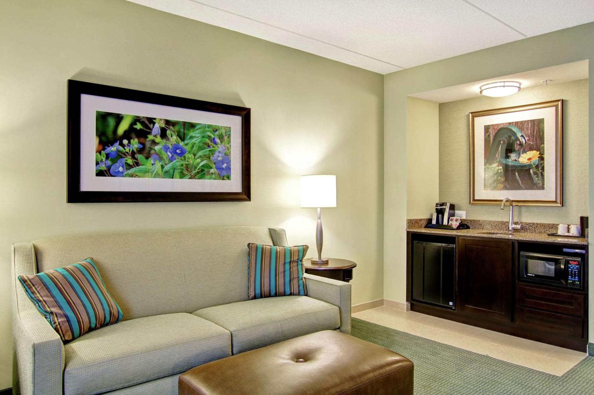 Hilton Garden Inn Woodbridge Exterior photo