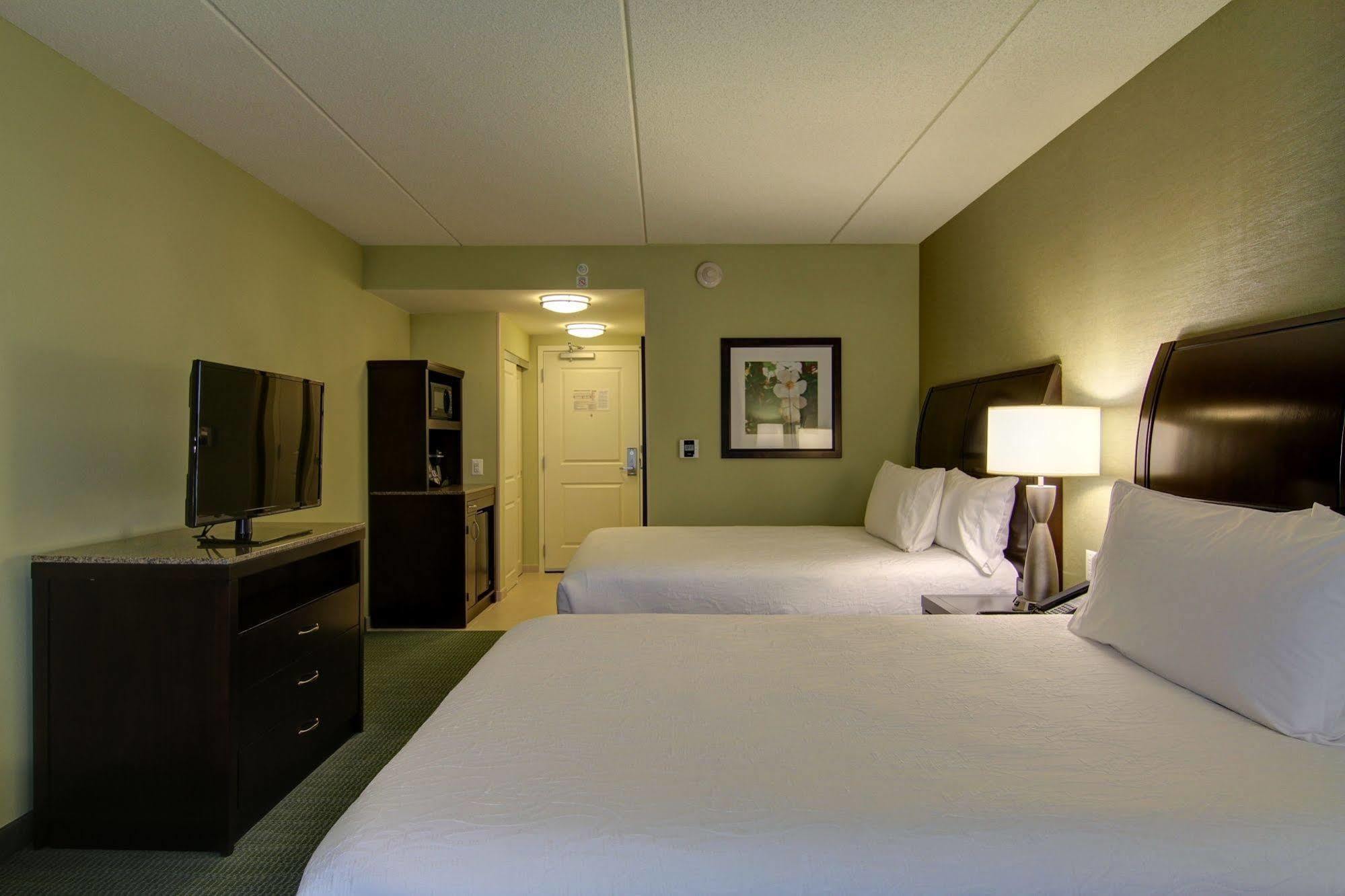Hilton Garden Inn Woodbridge Exterior photo