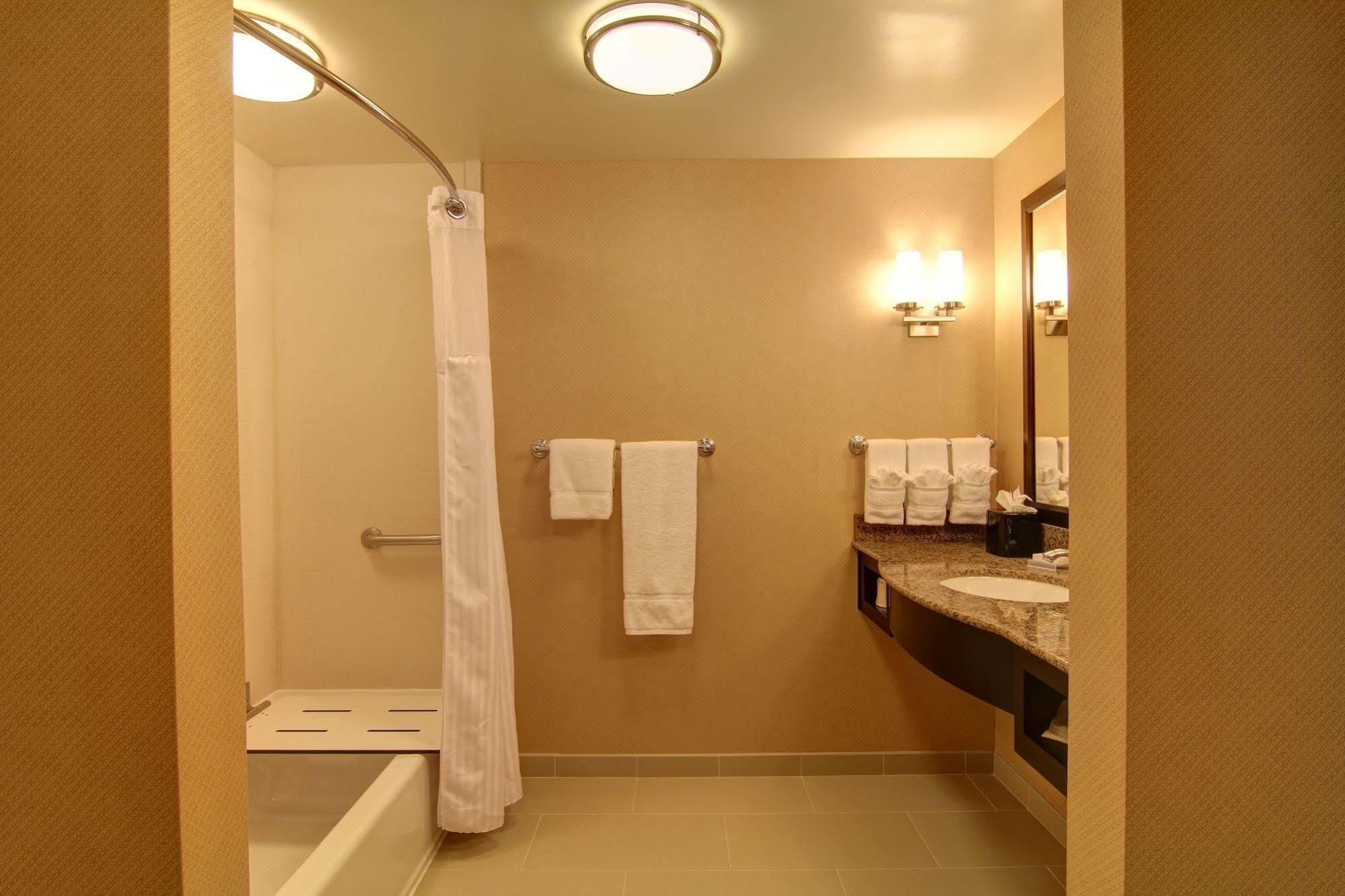 Hilton Garden Inn Woodbridge Exterior photo