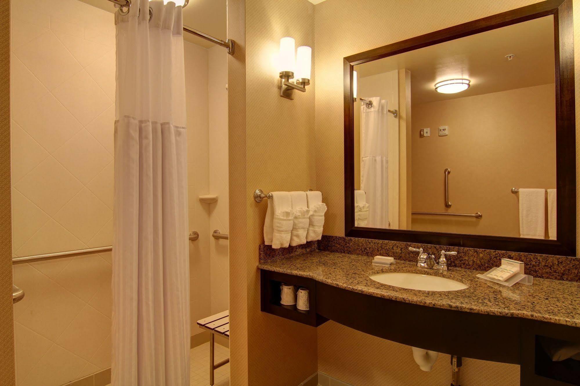 Hilton Garden Inn Woodbridge Exterior photo