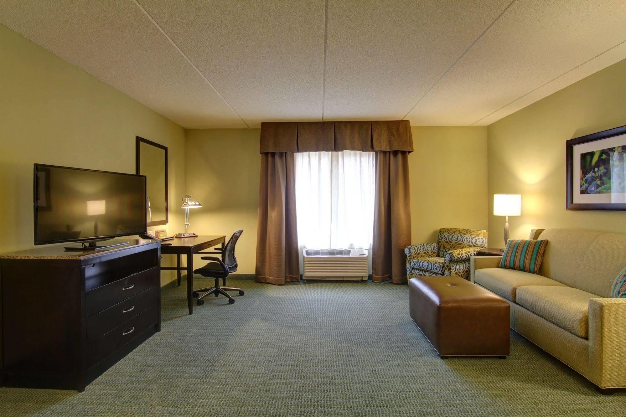 Hilton Garden Inn Woodbridge Exterior photo