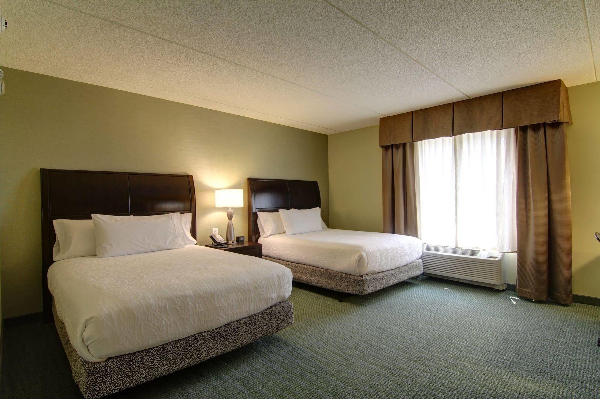 Hilton Garden Inn Woodbridge Exterior photo